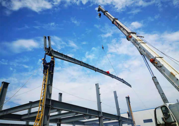 豐正科技1#消毒劑廠房完成首榀鋼梁吊裝